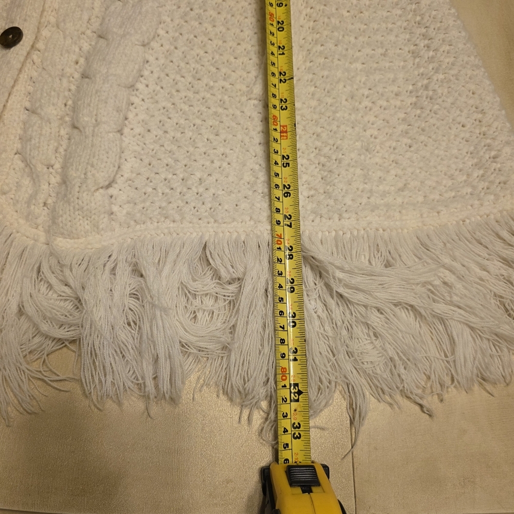 ✨ VINTAGE 70s Boho Cream Cable Knit Fringe Cape – Arm Openings – Cozy! - Picture 8 of 16